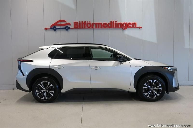 Silver svart Begagnad 2023 Toyota bZ4X Executive SUV | 389 900 kr (Marknadspris) - Bild 1/4