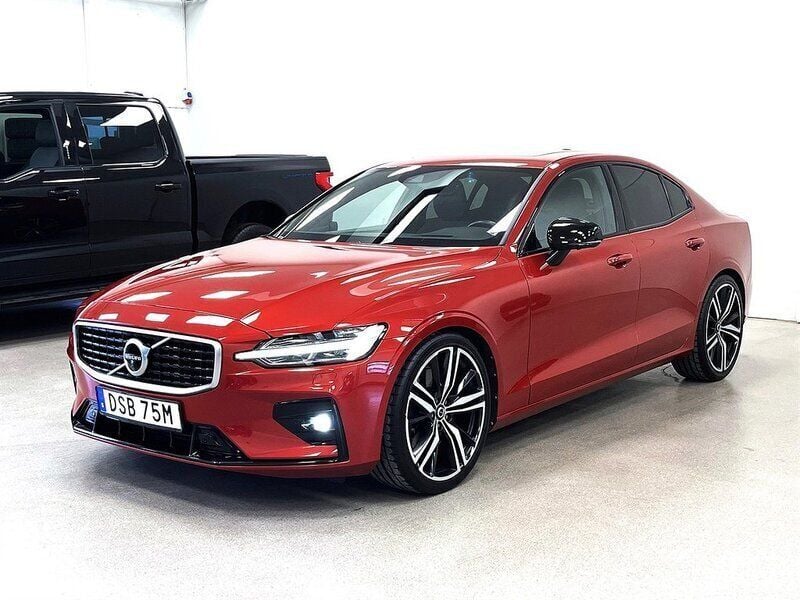 Röd (fusion red metallic) Begagnad 2019 Volvo S60 R-Design Sedan | 299 900 kr (Bra pris) - Bild 1/4