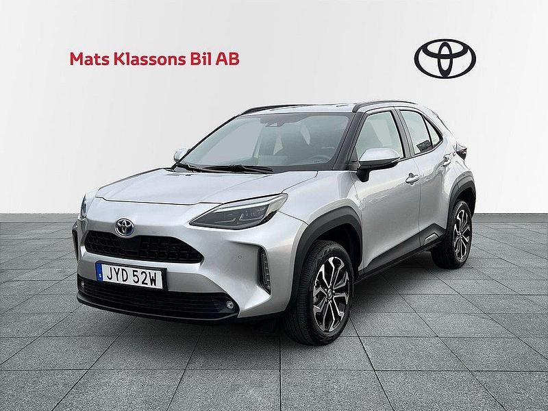 Silver Begagnad 2023 Toyota Yaris Cross SUV | 299 000 kr (Marknadspris) - Bild 1/4