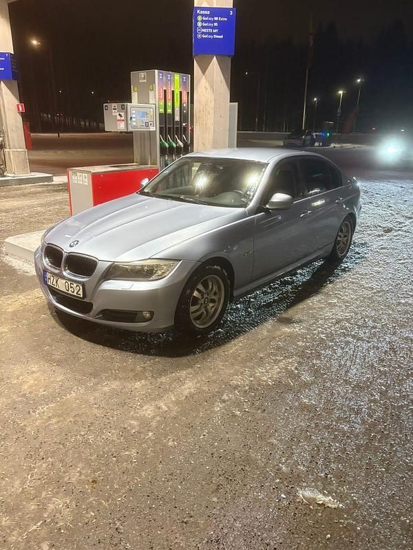 Begagnad 2009 BMW 320 Sedan | 35 000 kr (Superpris) - Bild 1/4
