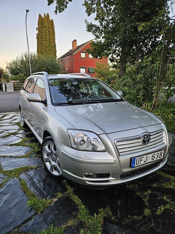 Silver Begagnad 2003 Toyota Avensis Kombi | 27 700 kr (Marknadspris) - Bild 1/4