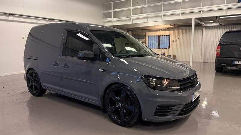 Nardo grå Begagnad 2019 VW Caddy Minibuss | 189 000 kr - Bild 1/4