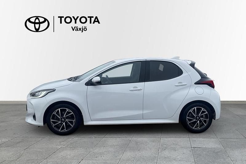 Begagnad Toyota Yaris Hybrid Active 117 HK (86 kW) 2022 Vit Halvkombi