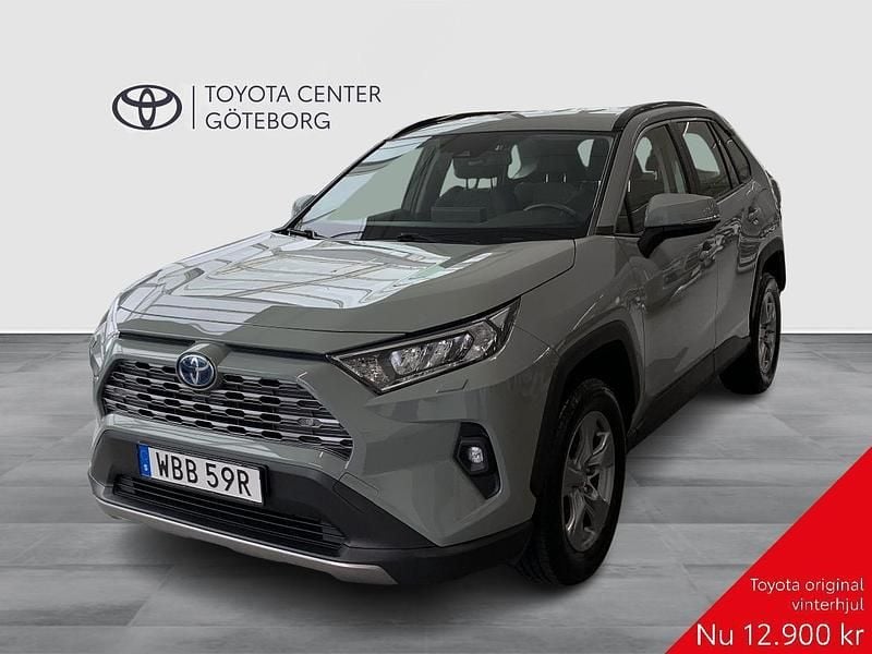 Grön Begagnad 2022 Toyota RAV4 Hybrid Active SUV | 339 900 kr (Marknadspris) - Bild 1/3