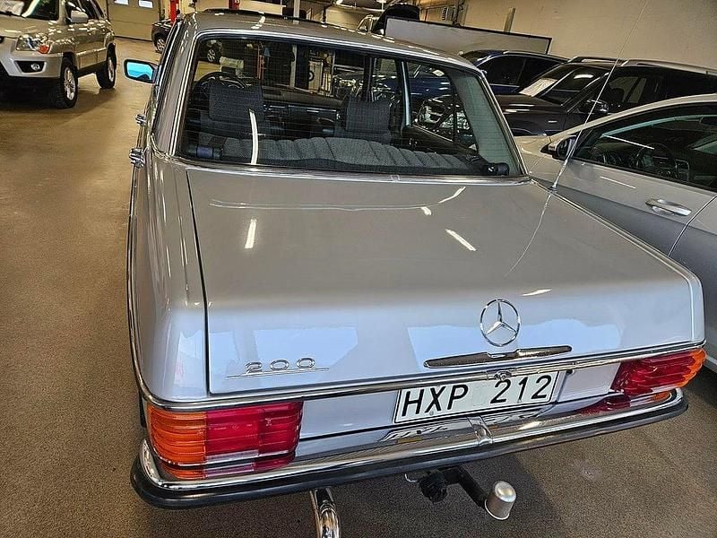 Begagnad Mercedes 200 95 HK (69 kW) 1975 Grå Sedan