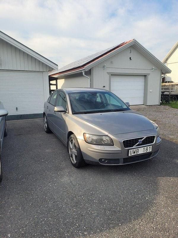 Grå Begagnad 2004 Volvo S40 Sedan | 21 000 kr (Marknadspris) - Bild 1/4