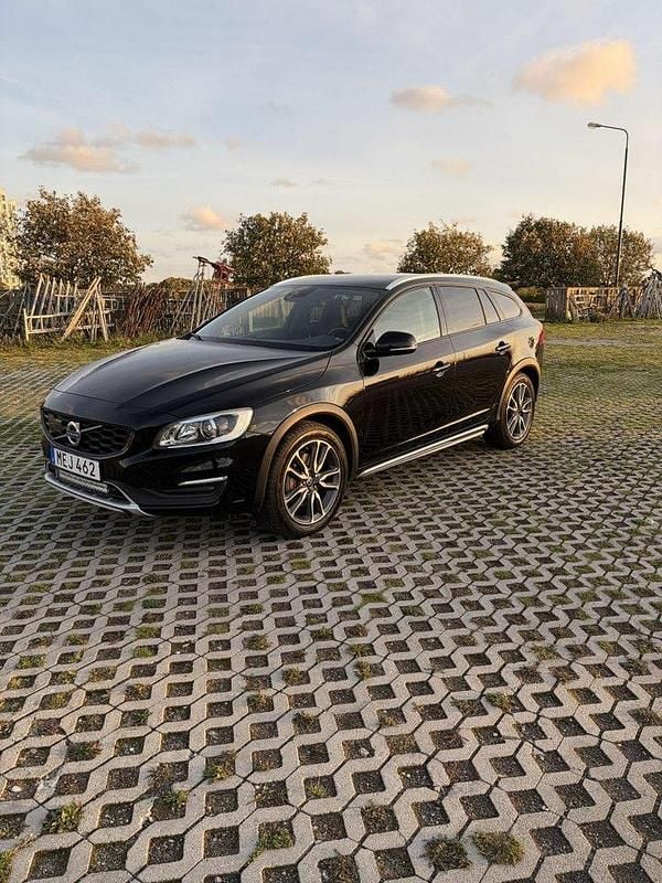 Svart Begagnad 2016 Volvo V60 CC Momentum Kombi | 194 900 kr (Bra pris) - Bild 1/4