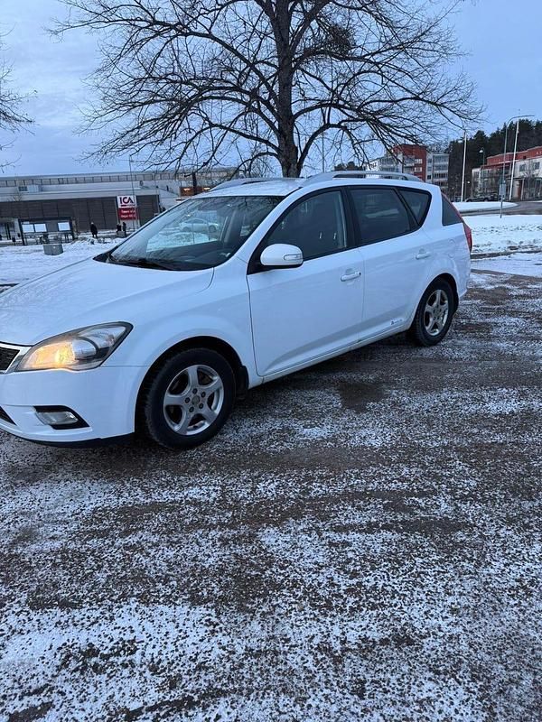 Begagnad Kia Ceed Sportswagon 115 HK (84 kW) 2010 Vit Kombi