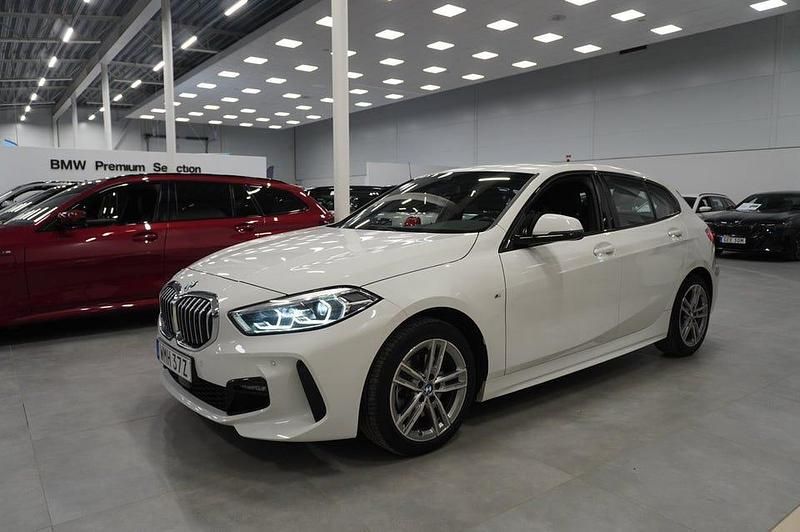 Begagnad BMW 118 M Sport 136 HK (100 kW) 2023 Vit Halvkombi
