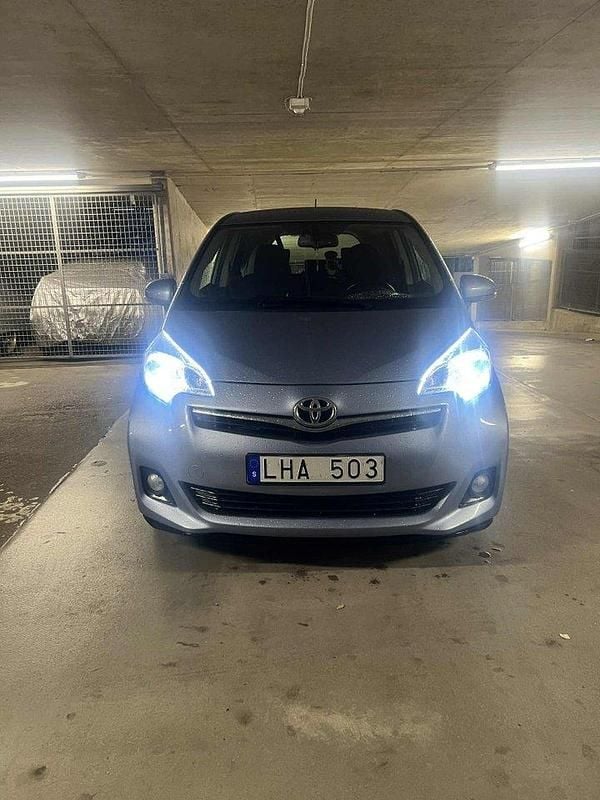 Blå Begagnad 2011 Toyota Verso-S Multidrive S Minibuss | 97 000 kr (Marknadspris) - Bild 1/4
