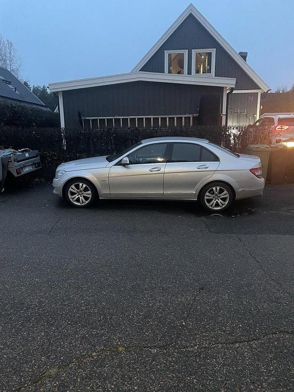 Silver Begagnad 2008 Mercedes C280 Avantgarde Sedan | 107 000 kr - Bild 1/3