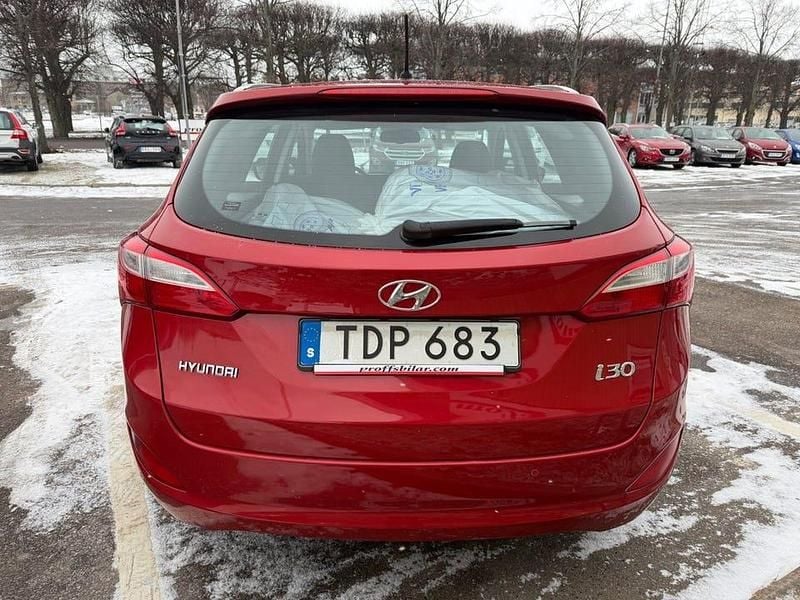 Begagnad Hyundai i30 Comfort 110 HK (80 kW) 2015 Röd Kombi