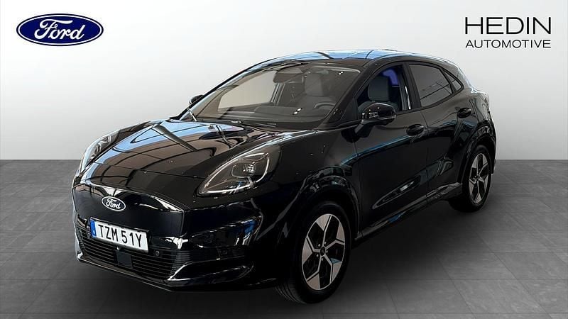 Svart (black) Ny 2025 Ford Puma Gen-E SUV | 398 000 kr (Marknadspris) - Bild 1/4