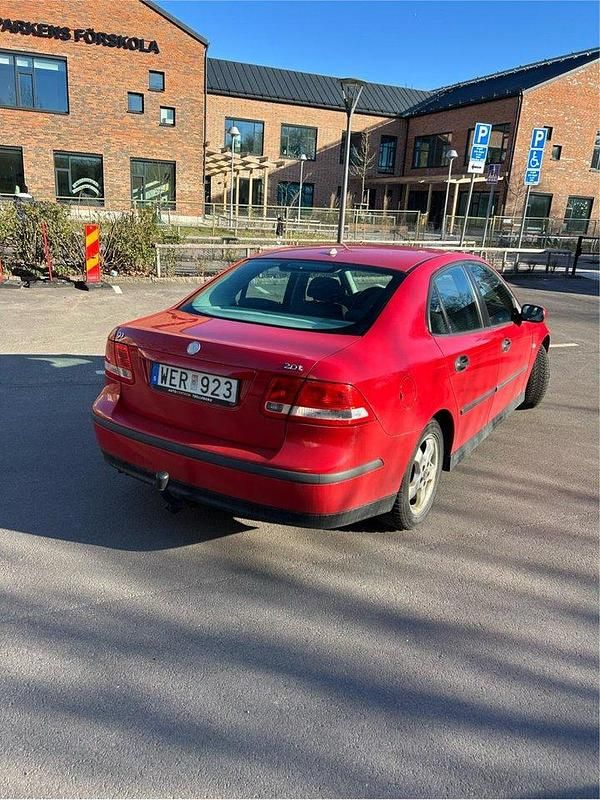 Röd Begagnad 2005 Saab 9-3 Linear Sedan | 10 000 kr (Marknadspris) - Bild 1/4
