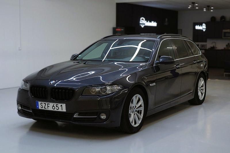Grå Begagnad 2016 BMW 520 Comfort Edition Kombi | 159 900 kr (Marknadspris) - Bild 1/4