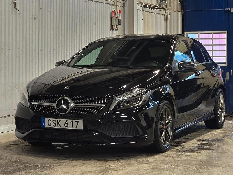 Svart Begagnad 2018 Mercedes A200 AMG Halvkombi | 199 999 kr (Marknadspris) - Bild 1/4