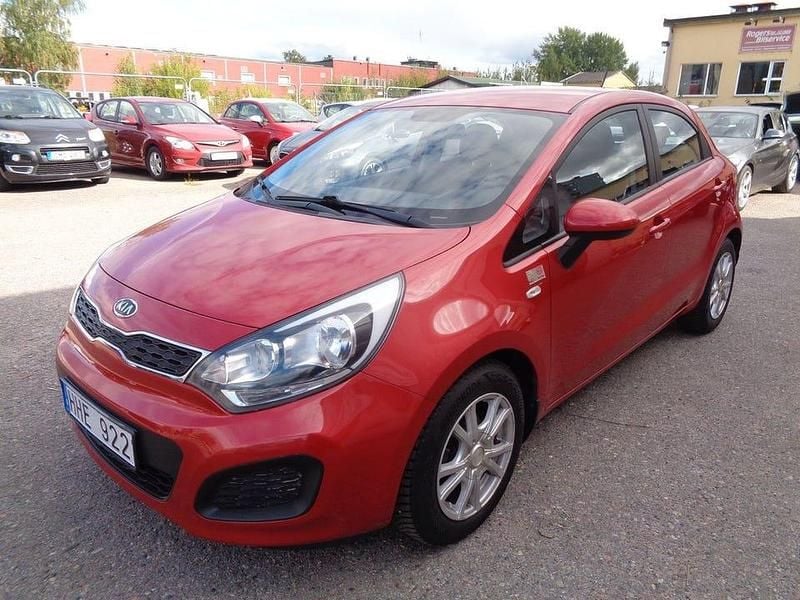 Röd Begagnad 2012 Kia Rio Halvkombi | 69 900 kr (Marknadspris) - Bild 1/4