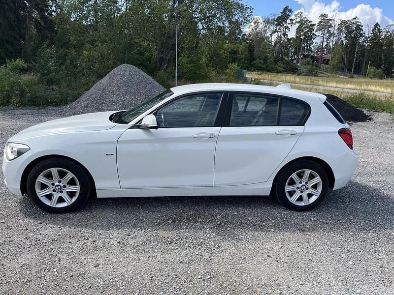 Begagnad 2015 BMW 118 Sport Line Halvkombi | 133 000 kr - Bild 1/4