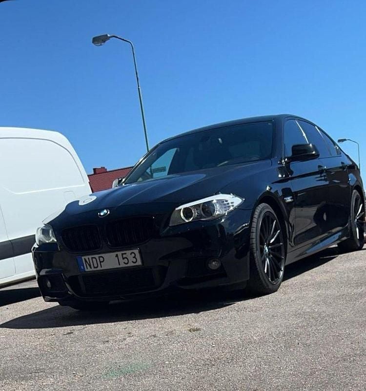 Svart Begagnad 2013 BMW 520 M Sport Sedan | 60 000 kr - Bild 1/4