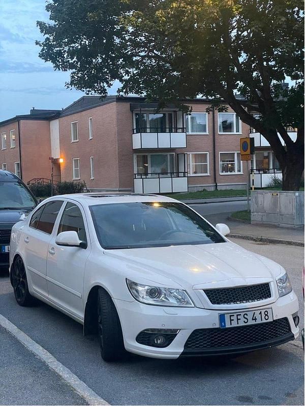 Vit Begagnad 2012 Skoda Octavia RS Halvkombi | 80 000 kr (Marknadspris) - Bild 1/4