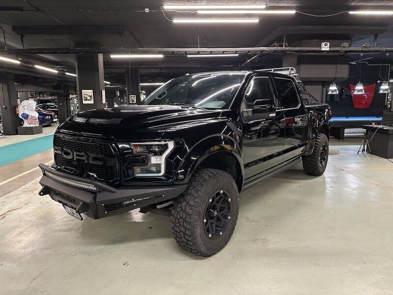Svart Begagnad 2018 Ford Shelby Raptor Sedan | 999 000 kr - Bild 1/4
