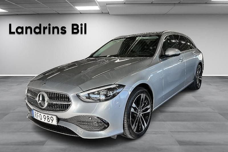 Silver Begagnad 2023 Mercedes C300e Advanced Plus Kombi | 479 900 kr (Bra pris) - Bild 1/4