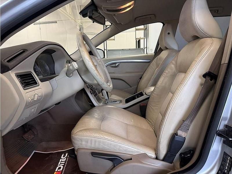 Begagnad Volvo V70 Momentum 163 HK (119 kW) 2008 Grå Kombi