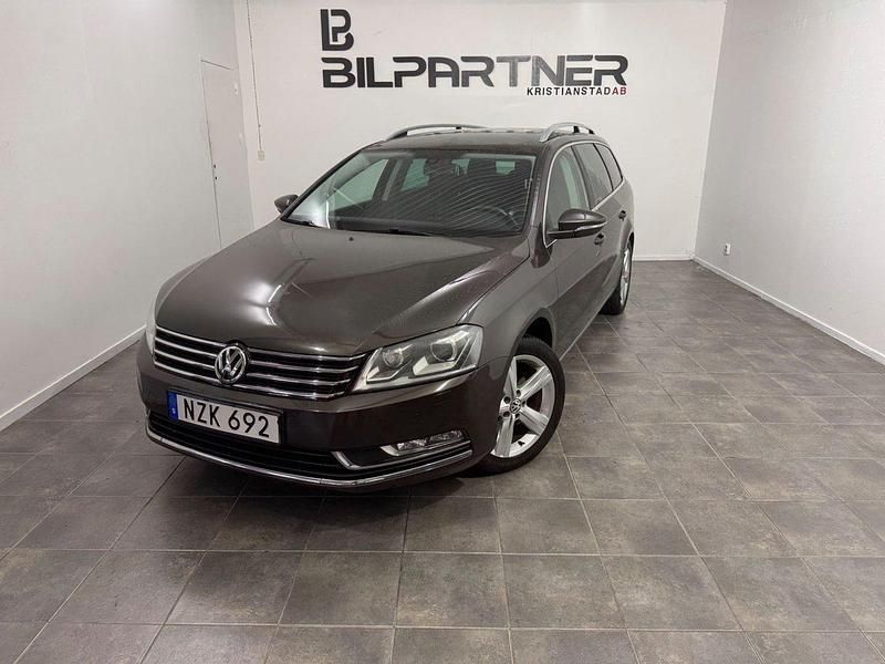 Mörkbrun (brun) Begagnad 2014 VW Passat Kombi | 149 000 kr - Bild 1/4
