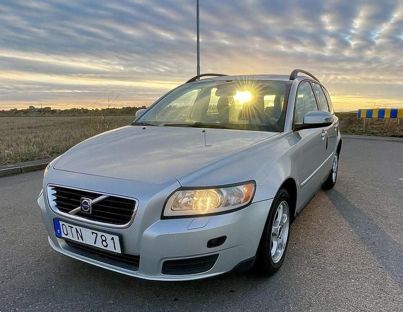 Grå Begagnad 2009 Volvo V50 Kinetic Kombi | 30 900 kr (Bra pris) - Bild 1/4