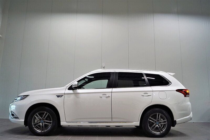 Begagnad Mitsubishi Outlander P-HEV 230 HK (169 kW) 2018 Vit SUV