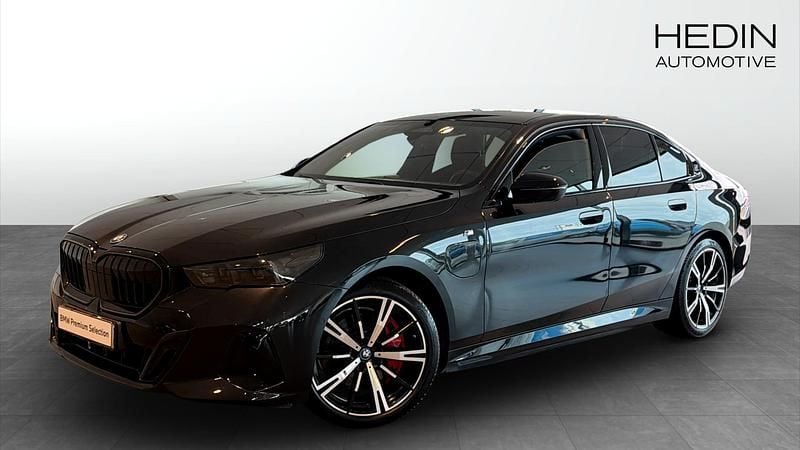 Svart (black) Begagnad 2023 BMW 550e M Sport Sedan | 838 700 kr (Marknadspris) - Bild 1/4