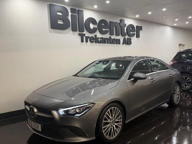 Mörkgrå Begagnad 2019 Mercedes CLA180 Sedan | 229 900 kr (Marknadspris) - Bild 1/4