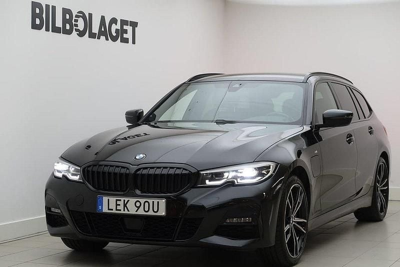 Svart Begagnad 2021 BMW 330e M Sport Kombi | 334 800 kr (Superpris) - Bild 1/4