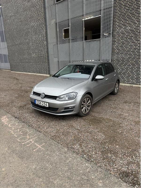 Silver Begagnad 2016 VW Golf VII Halvkombi | 90 000 kr (Bra pris) - Bild 1/4