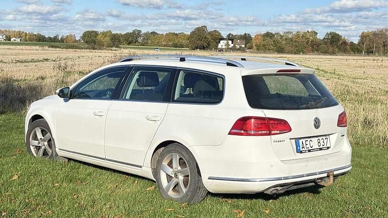 Vit Begagnad 2012 VW Passat Kombi | 52 000 kr (Marknadspris) - Bild 1/4