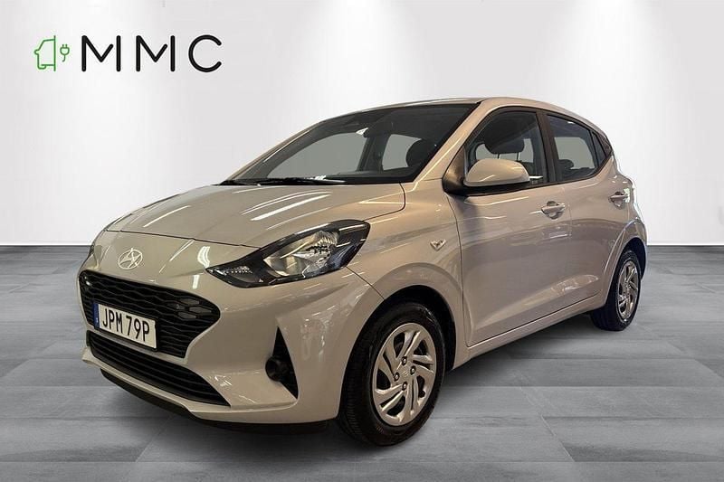 Grå Begagnad 2024 Hyundai i10 Essential Halvkombi | 169 000 kr (Marknadspris) - Bild 1/4