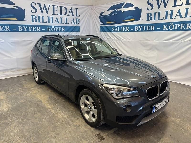 Grå Begagnad 2013 BMW X1 SUV | 159 800 kr (Marknadspris) - Bild 1/4