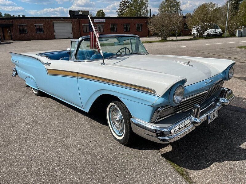 Begagnad Ford Skyliner 248 HK (182 kW) 1957 Flerfärgad Cab