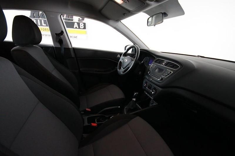 Begagnad Hyundai i20 Life 84 HK (61 kW) 2020 Vit Halvkombi