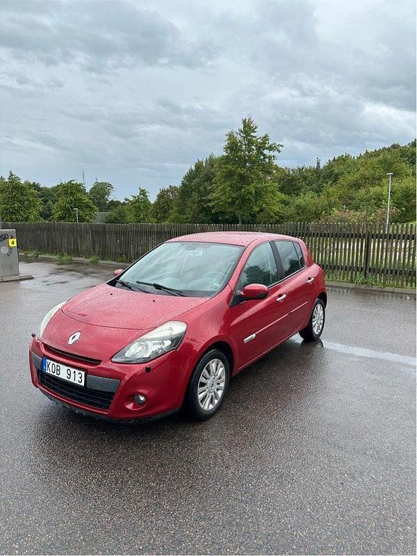 Röd Begagnad 2010 Renault Clio R.S. Halvkombi | 36 000 kr (Marknadspris) - Bild 1/4