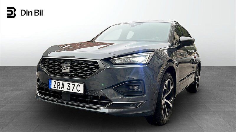 Grå (dolphin grey metallic) Begagnad 2023 Seat Tarraco FR SUV | 419 900 kr (Marknadspris) - Bild 1/4