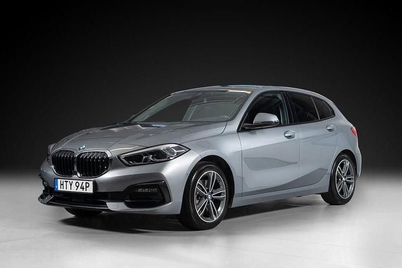 Grå Begagnad 2022 BMW 118 Shadowline Halvkombi | 279 000 kr (Marknadspris) - Bild 1/4