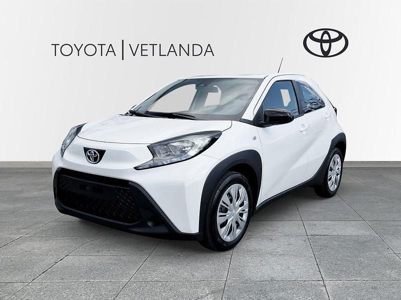 Vit Ny 2025 Toyota Aygo X-play Halvkombi | 193 900 kr (Marknadspris) - Bild 1/4