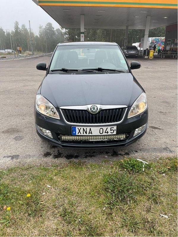 Grå Begagnad 2011 Skoda Fabia Elegance Kombi | 21 500 kr (Marknadspris) - Bild 1/4