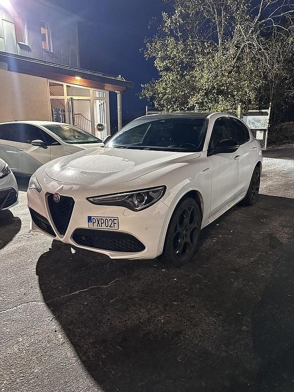 Vit Begagnad 2022 Alfa Romeo Stelvio Veloce SUV | 409 000 kr (Marknadspris) - Bild 1/4