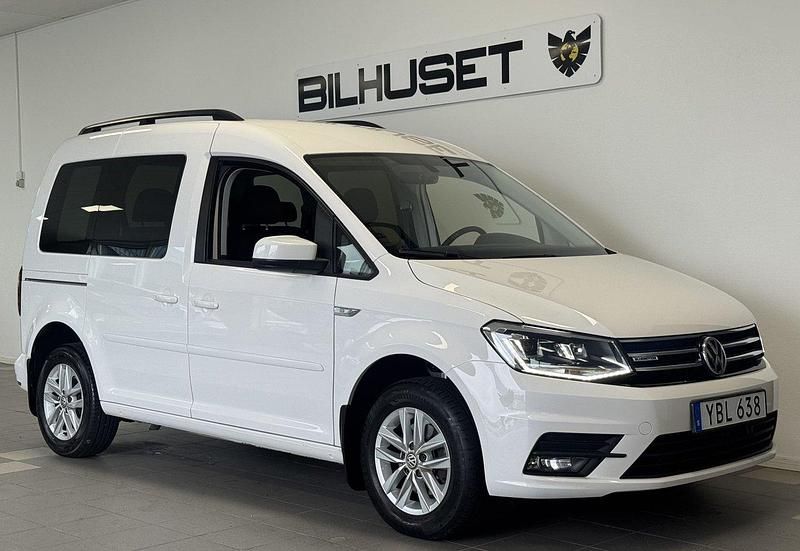 Vit Begagnad 2018 VW Caddy Life Minibuss | 184 900 kr - Bild 1/4