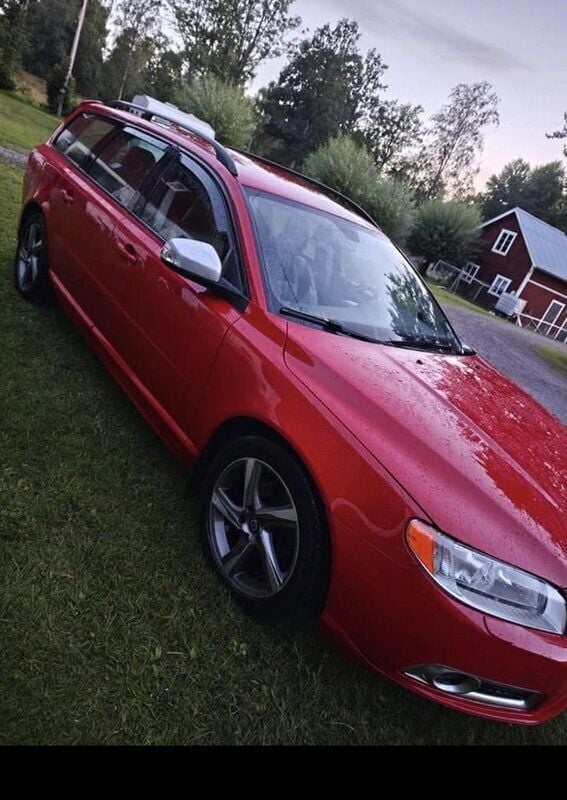 Röd Begagnad 2011 Volvo V70 R-Design Kombi | 95 000 kr (Lite dyr) - Bild 1/4