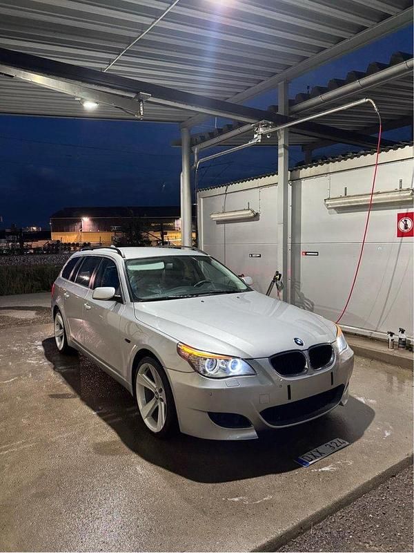Grå Begagnad 2009 BMW 520 M Sport Kombi | 47 000 kr (Superpris) - Bild 1/4