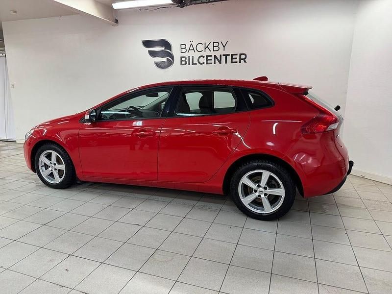 Begagnad Volvo V40 Kinetic 120 HK (88 kW) 2016 Röd Halvkombi