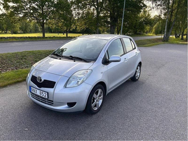 Silver Begagnad 2007 Toyota Yaris Halvkombi | 40 000 kr (Bra pris) - Bild 1/4